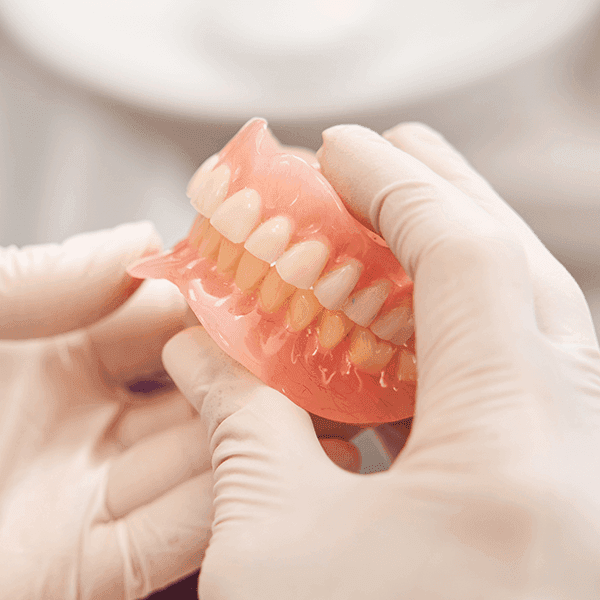Prótese dentária — tratamento odontológico na Base Odontologia