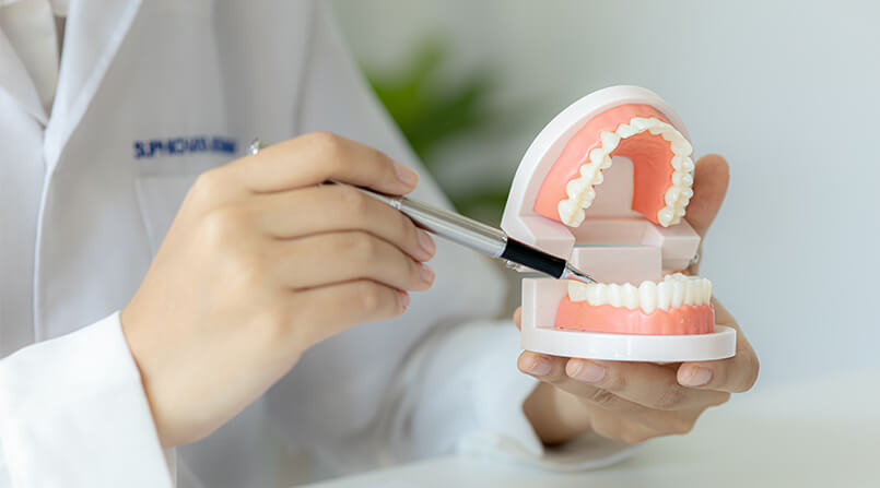 Qual a diferença entre prótese e implante dentário?