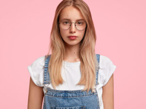mulher após fazer preenchimento nos lábios
